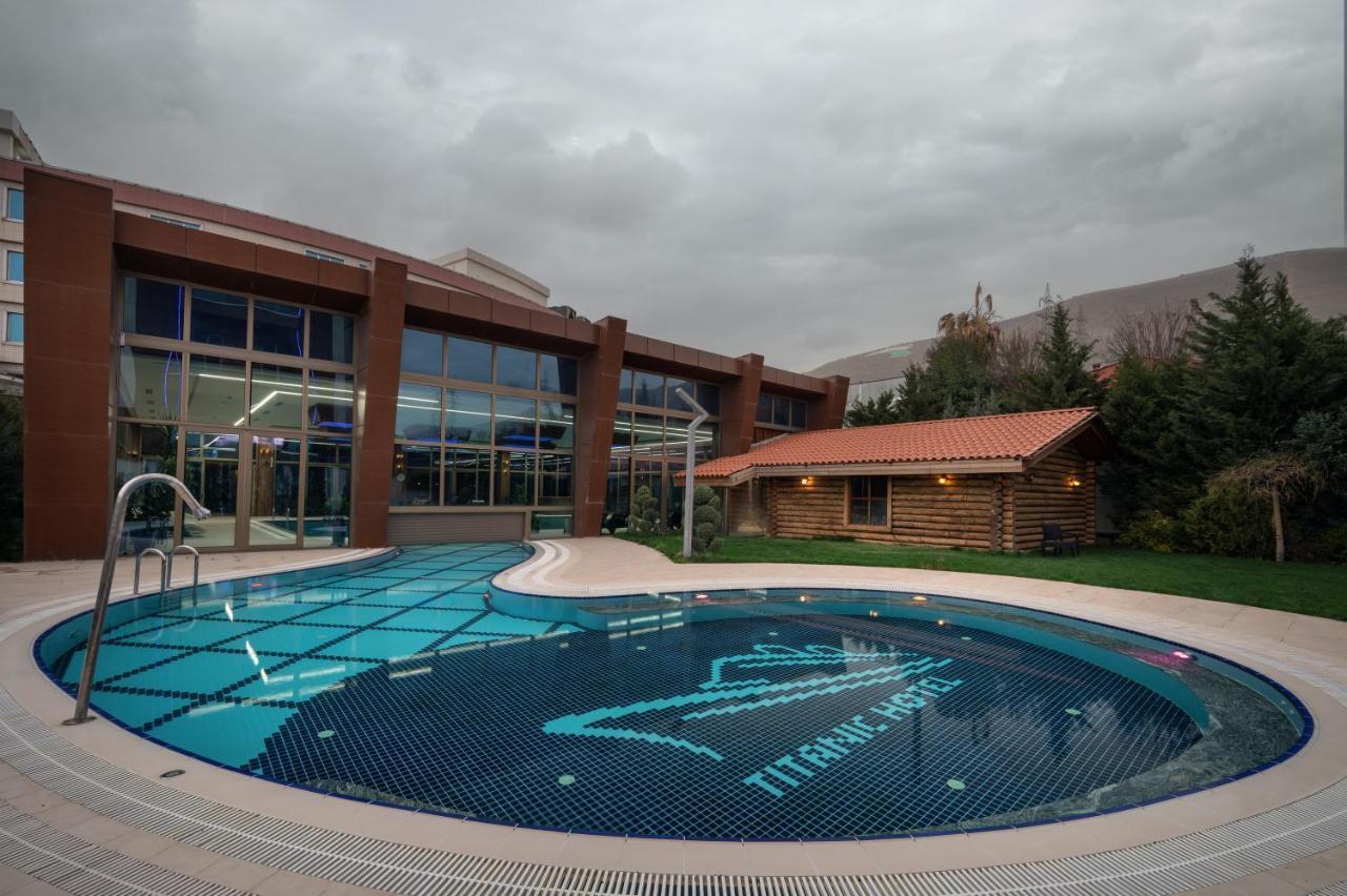 Titanic Hotel & Spa Sulaymaniyah Ngoại thất bức ảnh The swimming pool at the hotel