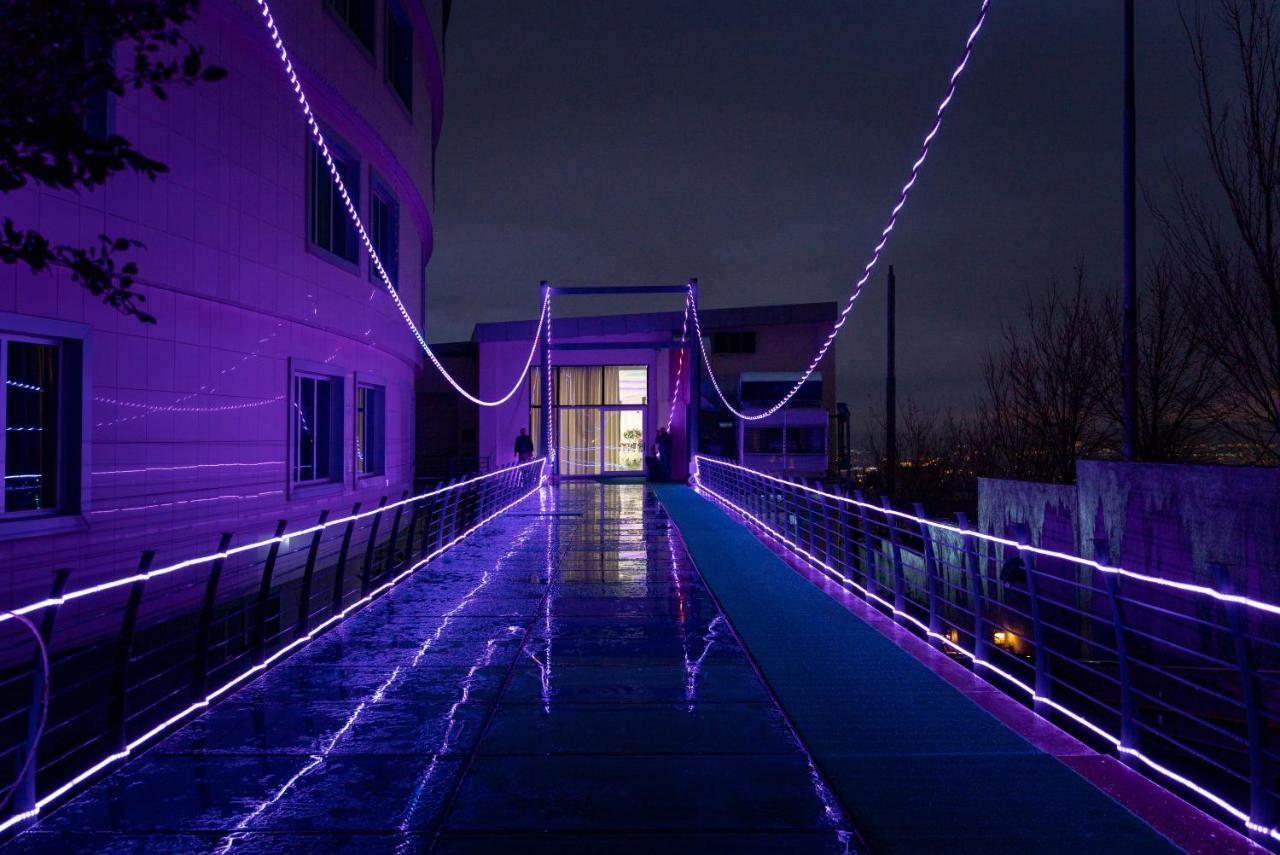 Titanic Hotel & Spa Sulaymaniyah Ngoại thất bức ảnh The Skyway at night