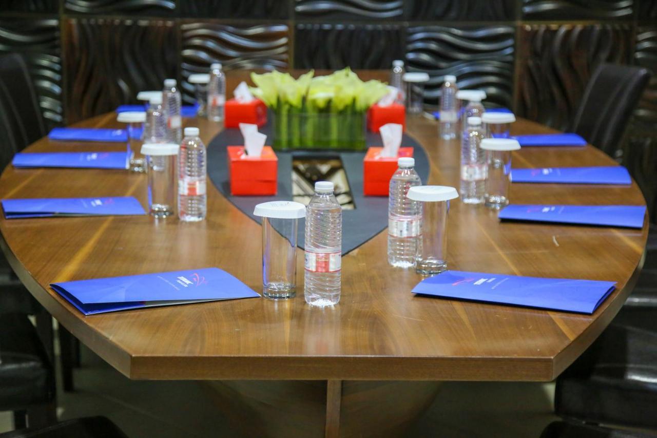 Titanic Hotel & Spa Sulaymaniyah Ngoại thất bức ảnh The table at the Pentagon used by the Secretary of Defense