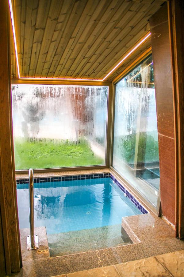 Titanic Hotel & Spa Sulaymaniyah Ngoại thất bức ảnh A view of the indoor pool at the hotel