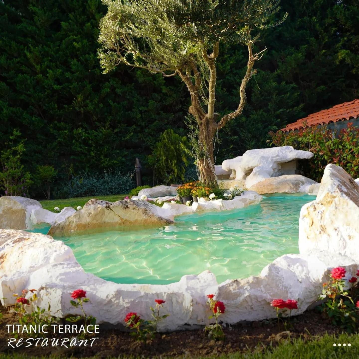 Titanic Hotel & Spa Sulaymaniyah Ngoại thất bức ảnh A swimming pool in the shape of a natural pond