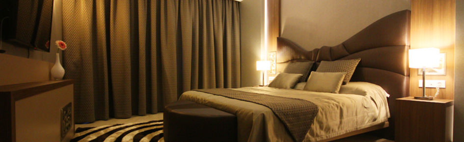 Titanic Hotel & Spa Sulaymaniyah Ngoại thất bức ảnh A bedroom with curtains