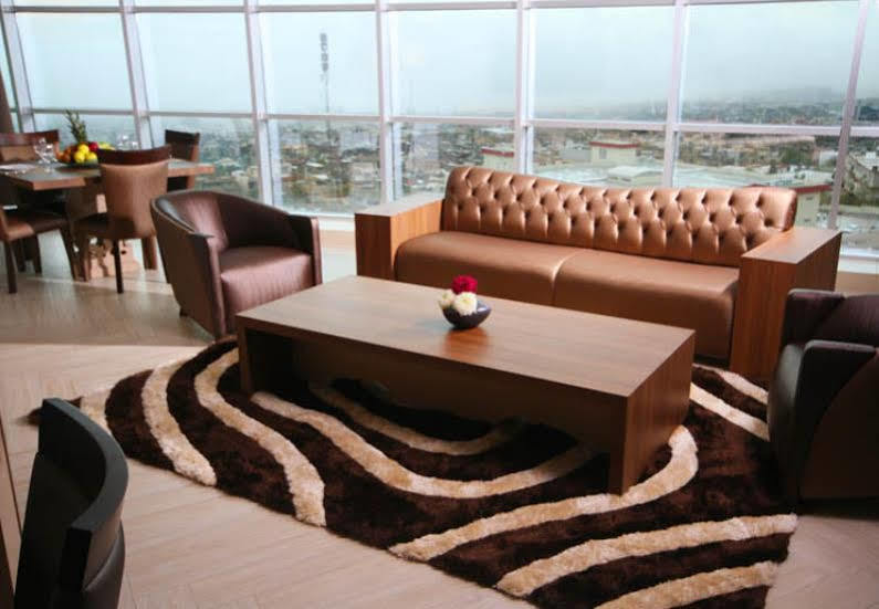 Titanic Hotel & Spa Sulaymaniyah Ngoại thất bức ảnh A living room with a carpet