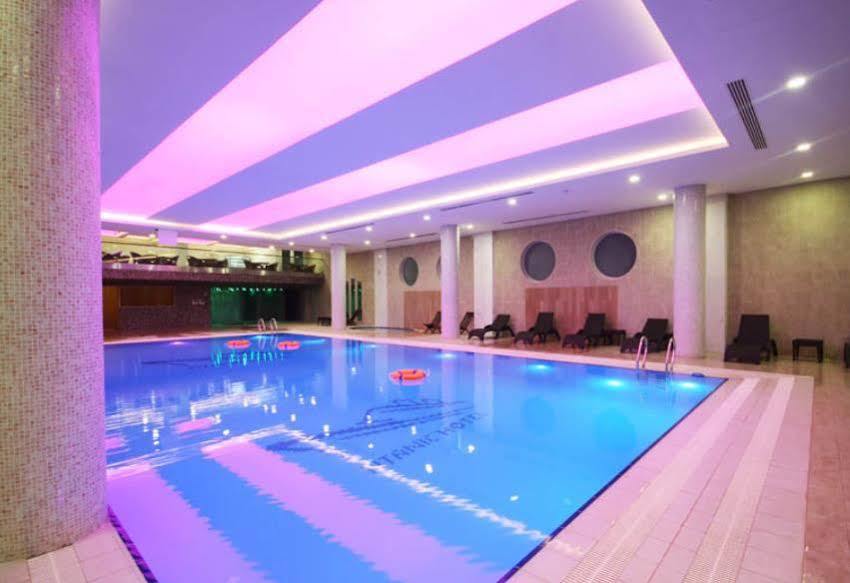 Titanic Hotel & Spa Sulaymaniyah Ngoại thất bức ảnh The swimming pool at the hotel