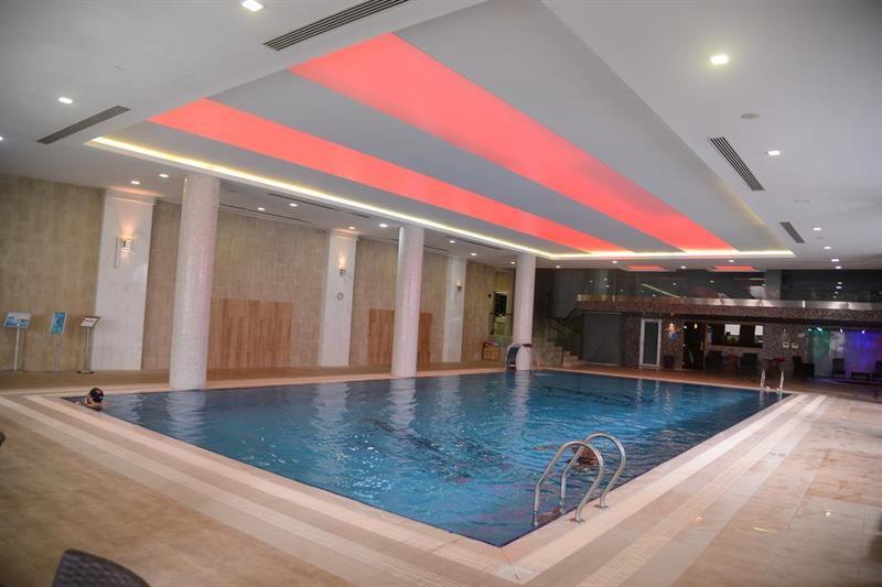 Titanic Hotel & Spa Sulaymaniyah Ngoại thất bức ảnh The swimming pool at the hotel